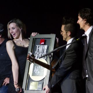 Jenny and the Mexicats reciben Disco de Oro