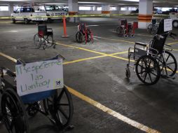 Para adornar las sillas de ruedas se imprimieron frases habituales que utiliza la gente como pretextos para no respetar los lugares.  /