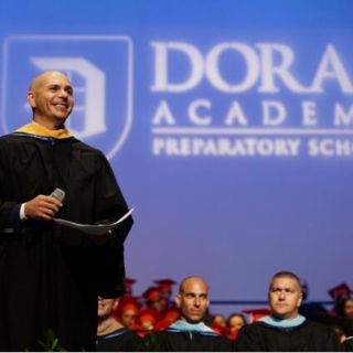 Pitbull recibe grado honorífico en universidad de Florida