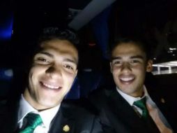 El azulcrema, Raúl Jiménez se tomó una selfie acompañado de Diego Reyes. ESPECIAL /