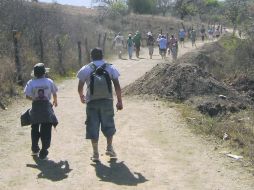 Los peregrinos avanzan por brechas para llegar a su destino.  /