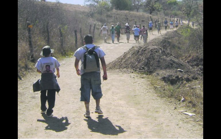 Los peregrinos avanzan por brechas para llegar a su destino.  /
