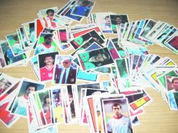 Para los aficionados al futbol, ya llegó el momento de hacerse con los nombres y imágenes de sus ídolos.  /