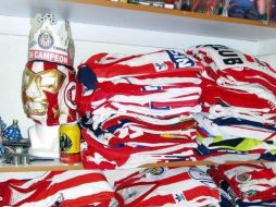 Aunque las camisetas de los equipos de futbol parecen iguales cada vez que llegan al mercado, no lo son.  /
