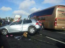 Dos tripulantes del Golf perdieron la vida a acusa del impacto. ESPECIAL /