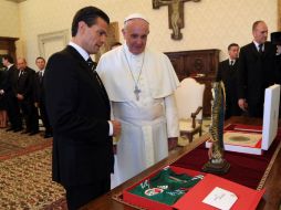 Peña y el papa Francisco, en el intercambio de presentes con motivo de la visita oficial del Mandatario mexicano a la Santa Sede. NTX /