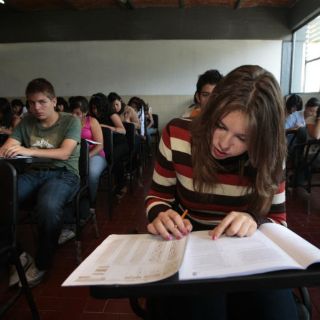 Buscan un lugar en prepas de la UdeG