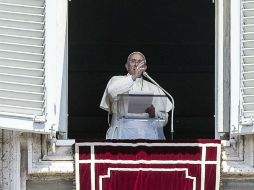 El Pontífice pide a la multitud que se una a sus propias oraciones. EFE /