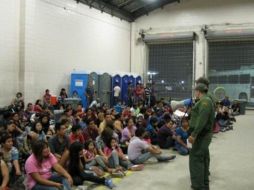 La imagen muestra las condiciones en que viven los niños inmigrantes centroamericanos en los centros de detención. SUN /