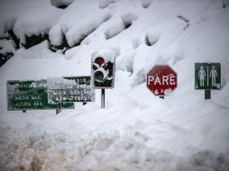Los pasos terrestres que comunican con Argentina se mantienen cerrados a causa de la nieve en la Cordillera de Los Andes. EFE /