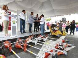 El estacionamiento de la unidad administrativa ubicada en el cruce de la Avenida Guadalupe con Periférico lució repleto.  /