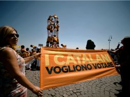 Bajo el lema 'Los catalanes queremos votar, torres humanas por la  democracia', Omnium consiguió reunir a más de cinco mil personas. AFP /