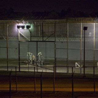 Reos escapan en helicóptero de prisión en Canadá