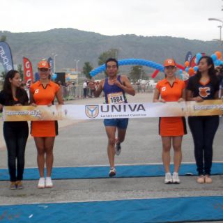 Carera y Abundis triunfan en la carrera Chivas-Univa