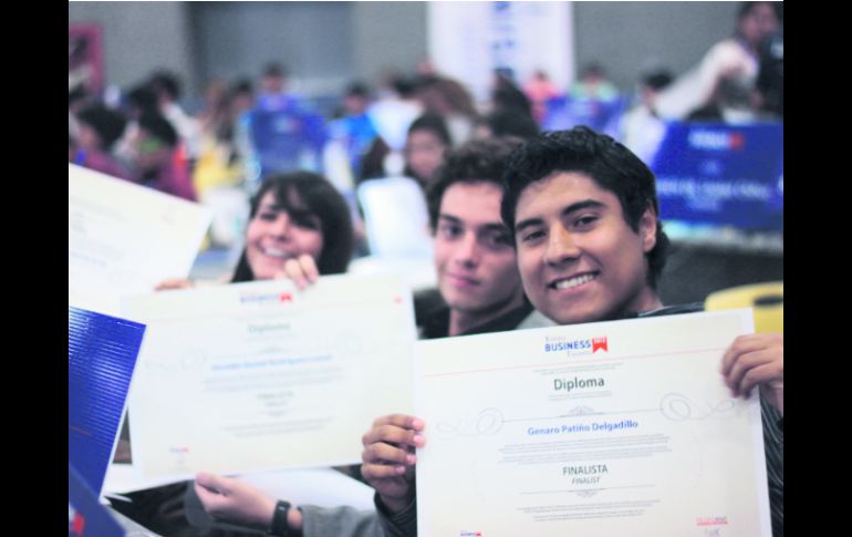 Ganadores. De derecha a izquierda, Delgadillo, Lomelí y Arias, quienes consiguieron el mayor beneficio para su empresa virtual.  /