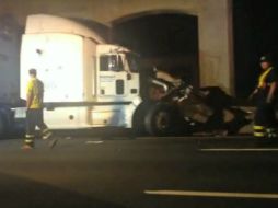 El tráiler conducido por Roper embistió al Mercedes Sprinter, en el que viajaba Morgan y sus acompañantes. AP /