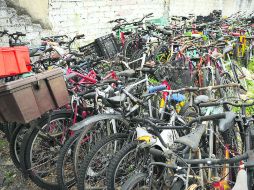 ESPERAN RODAR. Docenas de bicicletas que han sido recuperadas están a la espera de que sus dueños vayan a reclamarlas.  /