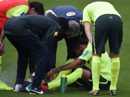 Neymar recibe atención médica durante el entrenamiento de la selección brasileña. AFP /