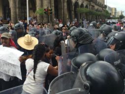 Antimotines encapsulan a artesanos para sacarlos de las vialidades.  /