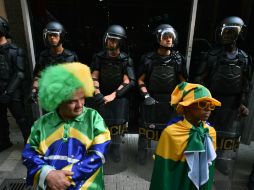 Elementos de la policía montan una guardia en una de las estaciones del metro. AFP /