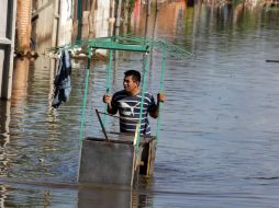 En Asunción muchas de las calles de empedrado se han convertido en arroyos de más de un metro de profundidad. EFE /