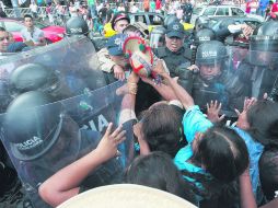 ZAFARRANCHO. Ante la negativa de los artesanos de desbloquear el paso de los automóviles en el Centro Histórico.  /