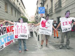 Manifestantes mostraron pancartas exigiendo paz en Chiapas y criticando la presunta corrupción dentro del Gobierno. EFE /