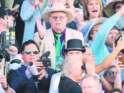 enojo. Steve Coburn, copropietario de “California Chrome” (de sombrero), demeritó el triunfo de “Tonalist”. AFP /