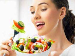 Una dieta balanceada en el día y una cena ligera dos horas antes de dormir, contribuirán a que la persona esté bien nutrida. ESPECIAL /