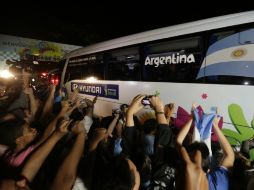 De forma insólita, muchos brasileños portaban la playera del eterno enemigo de la región. AP /