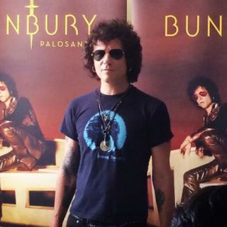 Bunbury recibe Disco de Oro por su álbum 'Palosanto'
