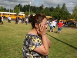 Una mujer espera noticias sobre los estudiantes, en las inmediaciones de la secundaria Reynolds. AP /