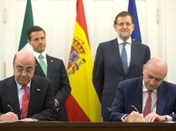 La firma del convenio entre Murillo y el ministro Díaz , respectivamente, permitirá impulsar las relaciones bilaterales. EFE /