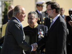 Tras la abdicación del rey Juan Carlos, los españoles apoyan la sucesión a favor del príncipe Felipe de Asturias, dice Mariano Rajoy. AFP /