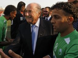Miembros de la UEFA mostraron su molestia contra la falta de palabra de Sepp Blatter. AP /