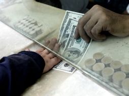 El tipo de cambio para solventar obligaciones en moneda extranjera pagaderas el país se ubica en 13.0486 pesos. ARCHIVO /