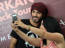 ¡Selfie! Las presentes esperaron pacientes su momento para tomarse una foto con el polémico galán.  /