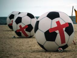 Los balones, cada uno con dos metros de diámetro, fueron fijados en la arena de la playa más famosa de Brasil. AFP /