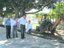 El alcalde de San Pedro Tlaquepaque, Alfredo Barba Mariscal, encabezó el inicio de las obras en diferentes puntos del municipio. ESPECIAL /