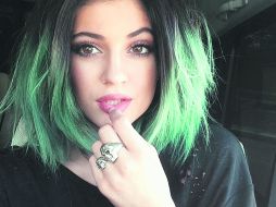 Kylie, la media hermana más pequeña de las Kardashian se tiñó el cabello al estilo californiano con un tono azul-verde. INSTAGRAM.  /