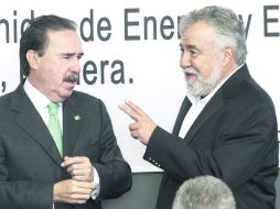 Polos opuestos. Los senadores del PRI, Emilio Gamboa, y PRD, Alejandro Encinas, en un momento de la sesión. NTX /