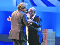 El presidente de la UEFA, el francés Michel Platini (izq), es el principal rival del presidente de la FIFA, Joseph Blatter (der). AFP /