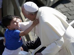 El Papa Francisco durante su recorrido en el papamóvil en la Plaza de San Pedro. AP /