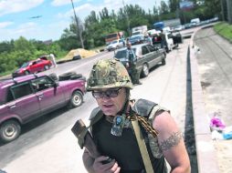 Un hombre de la milicia prorrusa se sitúa en un puesto de control cerca del aeropuerto en la ciudad de Donetsk, Ucrania. AFP /