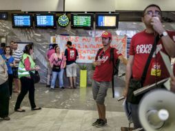 La huelga de trenes, que se salda sin heridos, provoca una jornada negra para los viajeros en Francia. AFP /