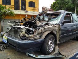 El Nissan Tsuru azul, con placas JHF-4599, se estrella en la parte posterior de un camión. El chofer del camión es detenido.  /