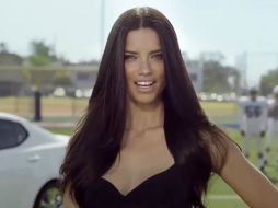 En los anuncios, Adriana anima a los que no son aficionados de este deporte, a que se entusiasmen por la justa futbolística. ESPECIAL /