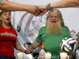 Utilizaron un balón y varias personas participaron en el acto. AFP /
