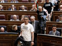 Diputados españoles aprueban la abdicación del rey, pese a los llamamientos a un referéndum sobre monarquía o república. EFE /