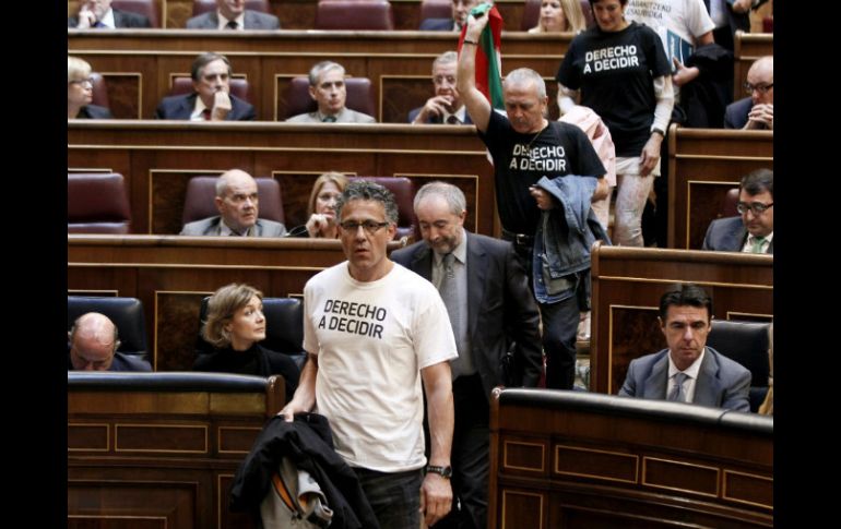 Diputados españoles aprueban la abdicación del rey, pese a los llamamientos a un referéndum sobre monarquía o república. EFE /